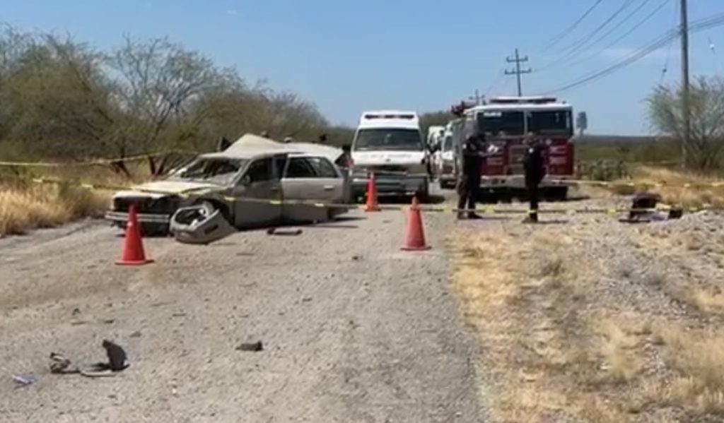Hombre que perdió la vida en aparatosa volcadura sería trabajador del IMSS