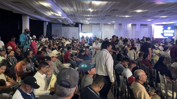 Asistentes al Congreso de Alcohólicos Anónimos en Monclova Coahuila
