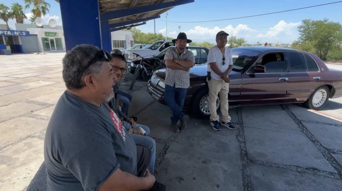 Obreros vigilando la Puerta 3 de AHMSA en la Planta 1
