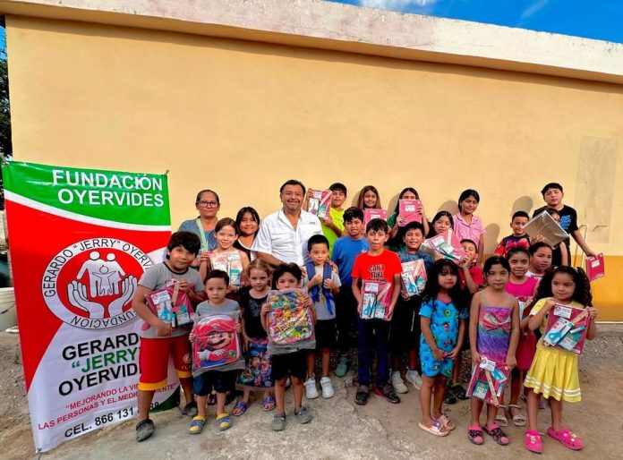 Entrega de la Fundación Oyervides apoyos educativos a estudiantes en Monclova