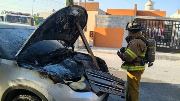 Incendio sorprende a familia y consume camioneta estacionada en la colonia Cactus