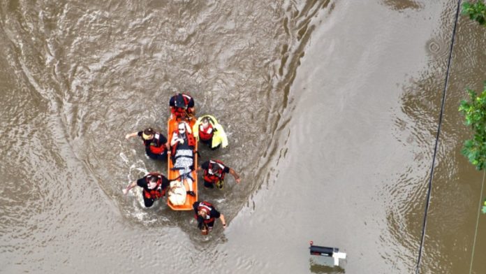 Inundaciones dejan 5 muertos y evacuaciones masivas