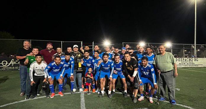 Javier Flores premia al tricampeón de la Liga de Fútbol 7 San Buenaventura