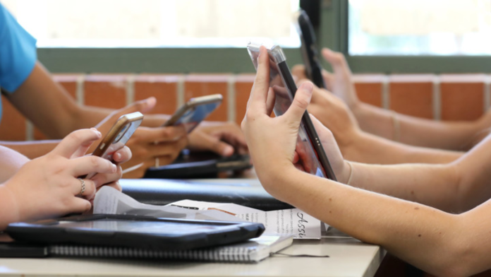 Maestros respaldan regulación de celulares; 81% pide reglas en las escuelas