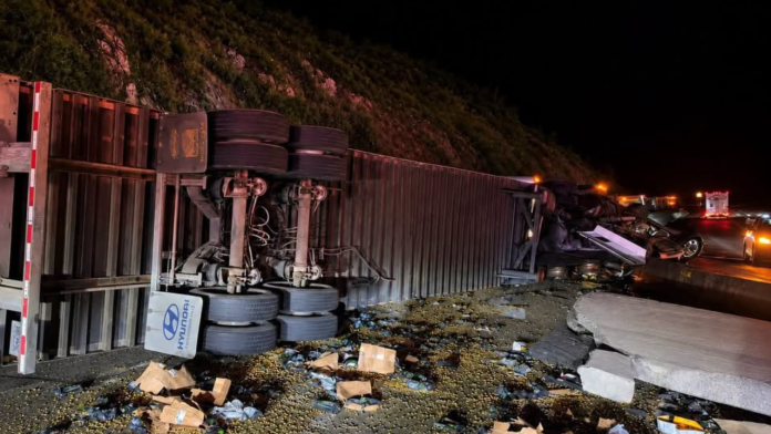 Maniobras para retirar tráiler mantienen bloqueada la carretera 57 en Los Chorros