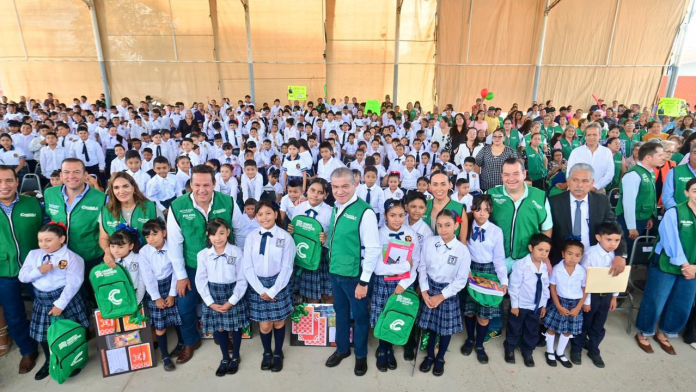 Miguel Riquelme arranca ciclo escolar en Torreón con entrega de útiles y mochilas