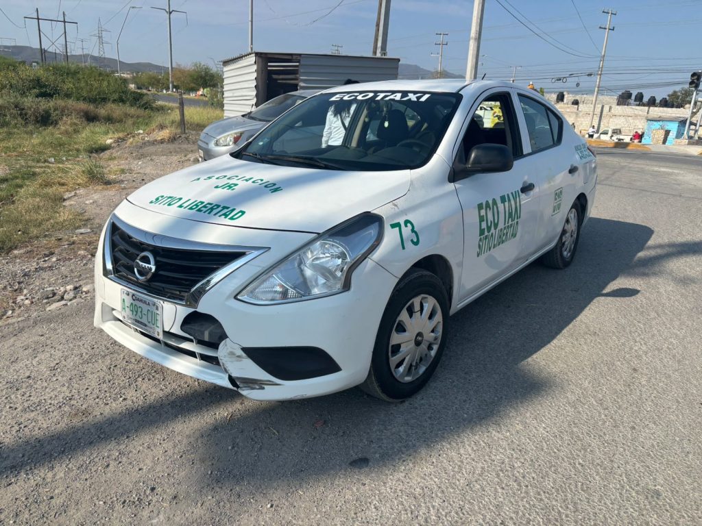 Motociclista sufre fractura tras choque con taxi en Las Torres