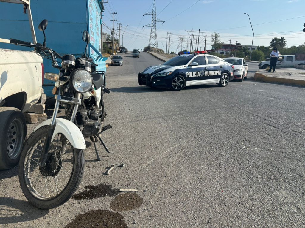 Motociclista sufre fractura tras choque con taxi en Las Torres