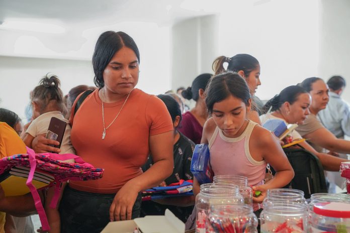PRI Piedras Negras entrega 80 mochilas en primer día de apoyo por regreso a clases