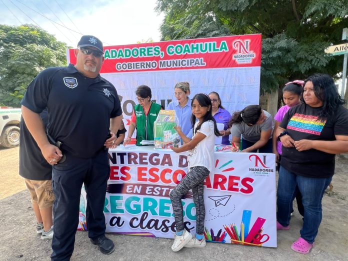 Policías cooperan para comprar útiles y apoyar a niños de ejidos de Nadadores