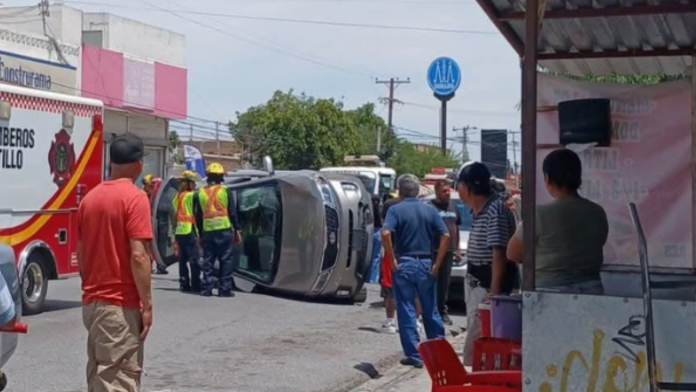 Crisis epiléptica provoca choque y volcadura en Saltillo