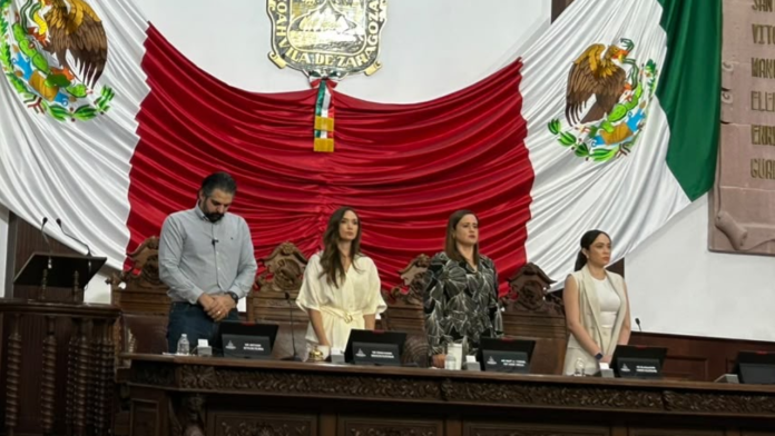 Rinde Congreso homenaje a policía estatal Mauro Flores con minuto de silencio