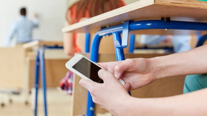 SEP prepara nuevas reglas para el uso de celulares en las aulas tras consulta a maestros