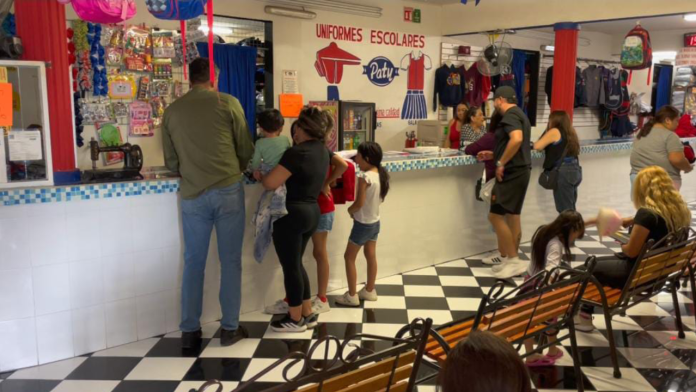 Se aceleran compras escolares en Saltillo; familias abarrotan tiendas de uniformes