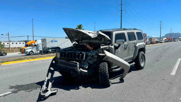 Conductor ebrio choca una Hummer contra camioneta y provoca volcadura en Saltillo