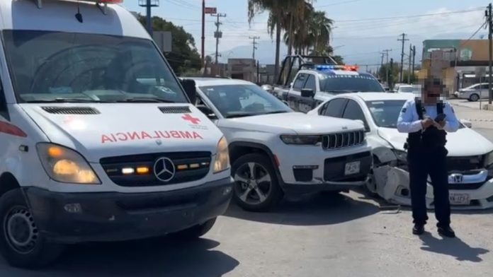 Vuelta indebida desata fuerte choque en Monclova, deja a un lesionado