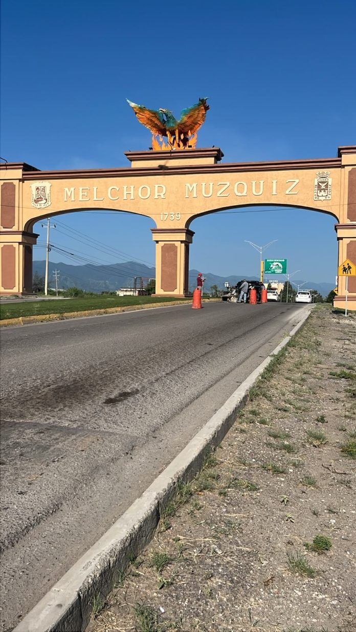El Gobierno Municipal de Múzquiz mantiene la campaña permanente de bacheo y rehabilita la entrada principal de la cabecera municipal, mejorando la seguridad vial para automovilistas y peatones.