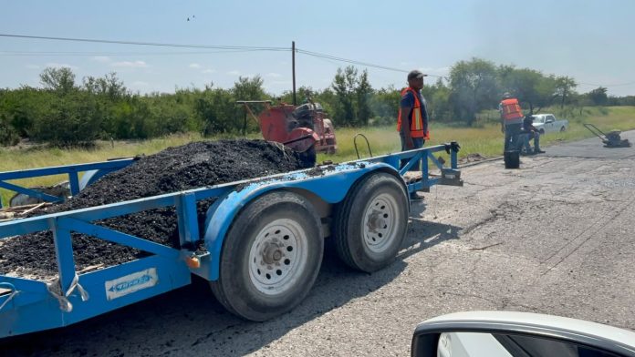 El Gobierno de Múzquiz realiza trabajos de bacheo en la carretera Múzquiz–Boquillas, con apoyo de la Guardia Civil para garantizar la seguridad vial y mejorar la circulación.