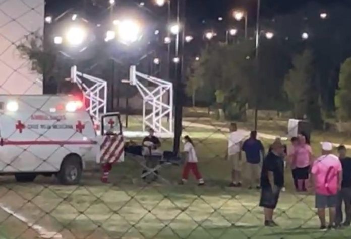 Paramédicos de Cruz Roja Múzquiz atendieron un falso reporte de una mujer inconsciente en el Polideportivo de Palaú; la jugadora solo sufrió un golpe en el pie durante un partido de softbol.