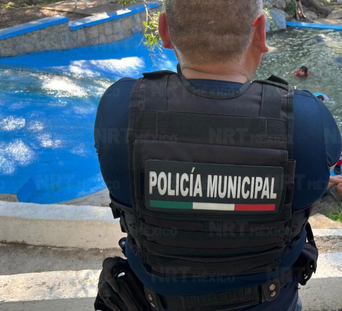 Mujer de 34 años resulta lesionada tras resbalar en un escalón del Parque La Cascada de Múzquiz; paramédicos de Cruz Roja la trasladaron para valoración médica.
