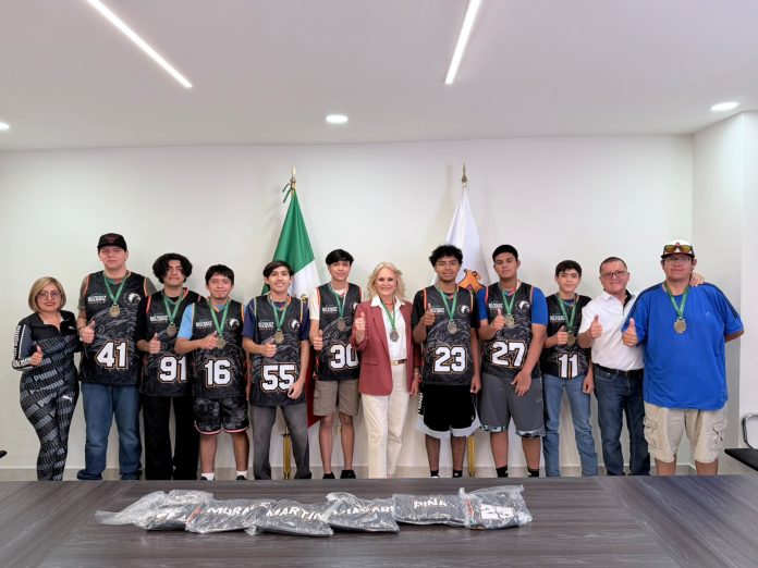 La alcaldesa Laura Jiménez recibió a Golden Falcons, equipo de Múzquiz que conquistó el campeonato estatal de básquetbol de la Copa El Tiempo de Monclova.