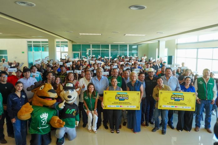 Cerca de 200 jóvenes de la Región Carbonífera recibieron estímulos económicos durante un evento realizado en la UTRC con apoyo del Gobierno de Coahuila e ICOJUVE.
