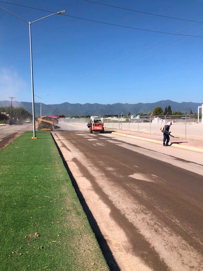 Gobierno de Múzquiz y trabajadores de la Tradicional Tribu Kickapoo realizan labores de limpieza, retiro de maleza, tierra y escombro en el Bulevar Kickapoo.
