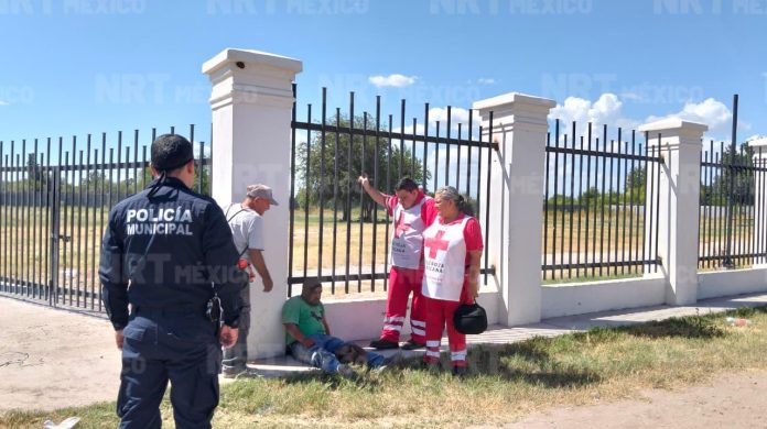 Un hombre de 30 años resultó con una herida en la cabeza tras caer de una cuatrimoto en la colonia El Panteón de Múzquiz y fue trasladado a un hospital.