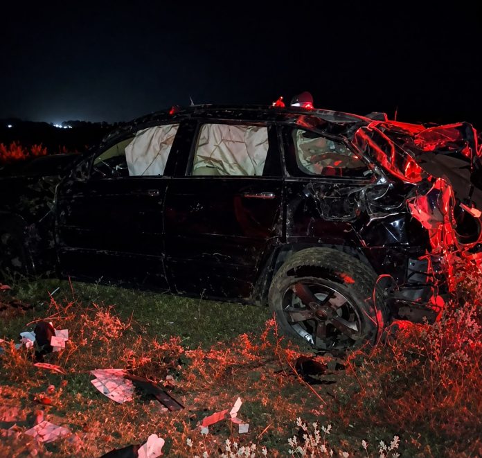 Una Grand Cherokee salió de la carretera Palaú–Nueva Rosita, atravesó una cerca y volcó a la altura de Mina 6. El conductor no fue localizado.
