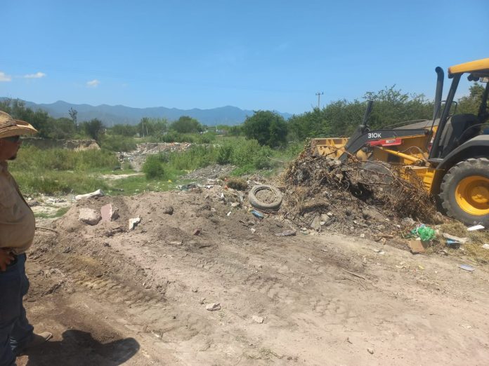 El Gobierno de Múzquiz inició trabajos para eliminar el basurero clandestino de Las Azucenas y anunció mayor vigilancia para evitar nuevos tiraderos.