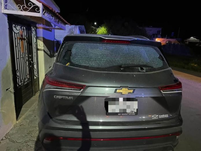 Una riña entre jóvenes en Los Pocitos, Múzquiz, terminó con una Chevrolet Captiva dañada luego de que una piedra destrozara el vidrio trasero.