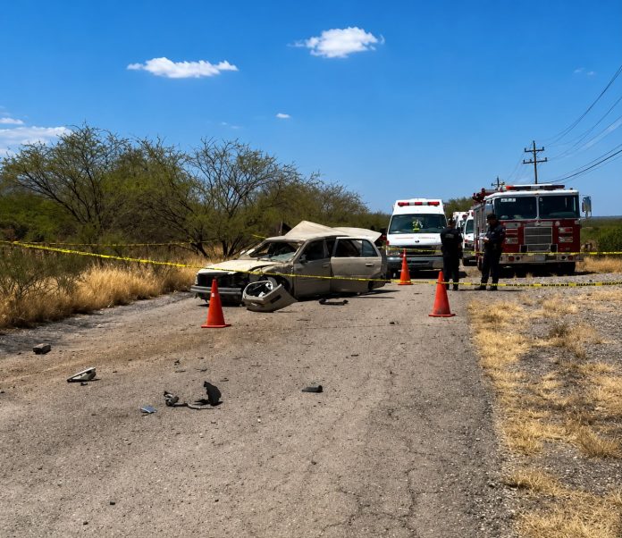 Un hombre identificado preliminarmente como Luis Gerardo “N”, presunto trabajador del IMSS, murió tras una volcadura en la carretera Barroterán–Palaú.