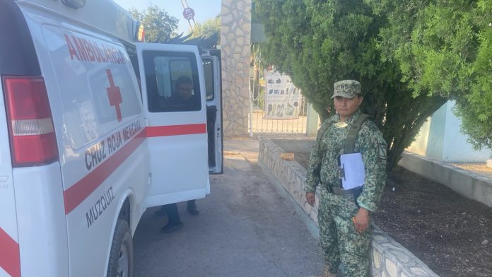 Cruz Roja y Seguridad Pública atendieron a una mujer que solicitó auxilio frente al 14/o. Regimiento de Caballería en Múzquiz.