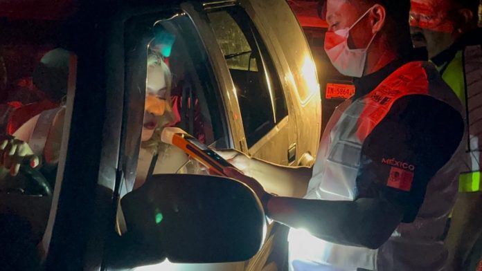 El primer filtro antialcohol preventivo de Múzquiz detectó a cinco conductores; no hubo detenidos y familiares acudieron por ellos.