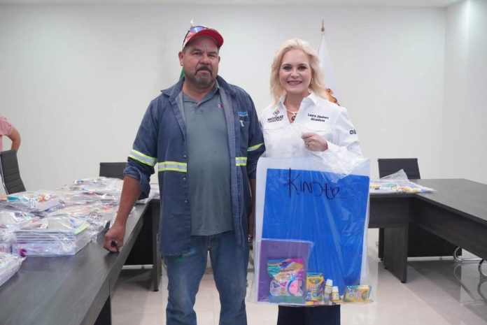 El Gobierno de Múzquiz entregó paquetes de útiles escolares a familias de trabajadores sindicalizados como apoyo durante el regreso a clases.