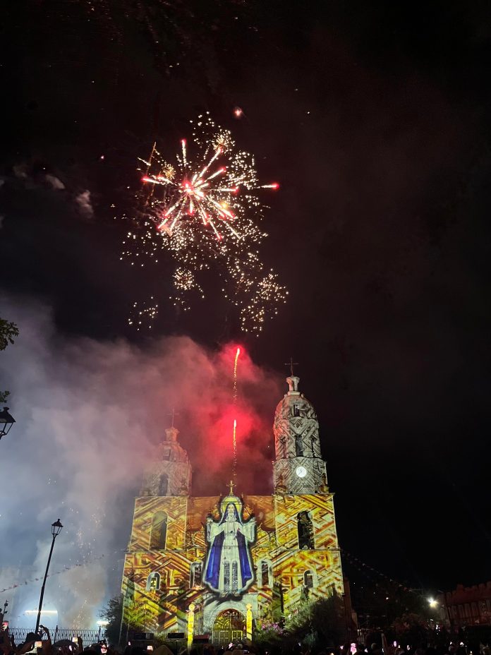 Vive la fe y tradición en las fiestas patronales de Santa Rosa de Lima en Múzquiz con misa solemne, Video Mapping, música en vivo y pirotecnia.
