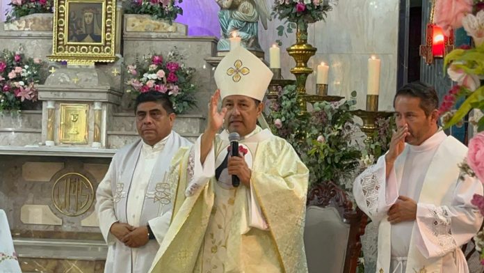Niñas y niños acudieron con sus mochilas a la Parroquia de Santa Rosa de Lima, donde recibieron la bendición antes del inicio del ciclo escolar 2026-2027.