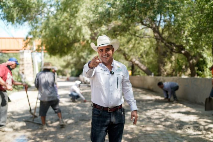 Supervisa Chano Díaz colado con concreto en la colonia Lázaro Cárdenas