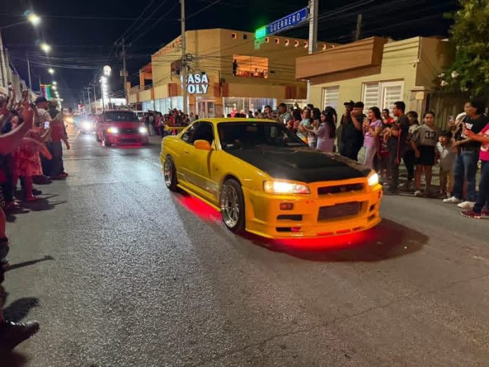 Disfrutan familias de desfile ‘’Rápidos y Furiosos: la pasión que nos mueve’’