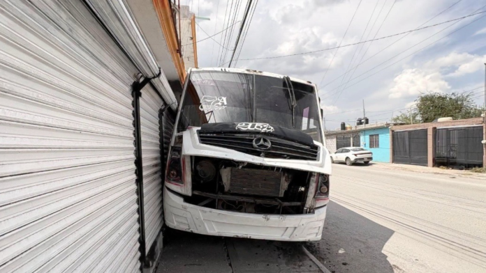 ¡Se queda sin frenos! Camión de la 7A se estrella contra comercios en Saltillo