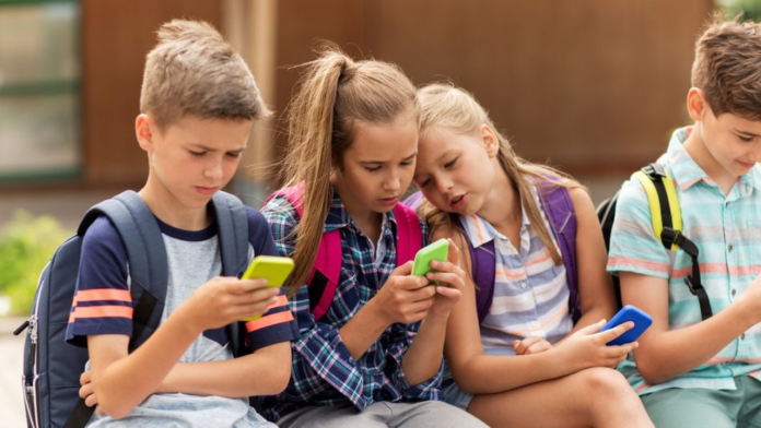 ¿Adiós al celular en las aulas? Expertos ven beneficios para estudiantes de Coahuila