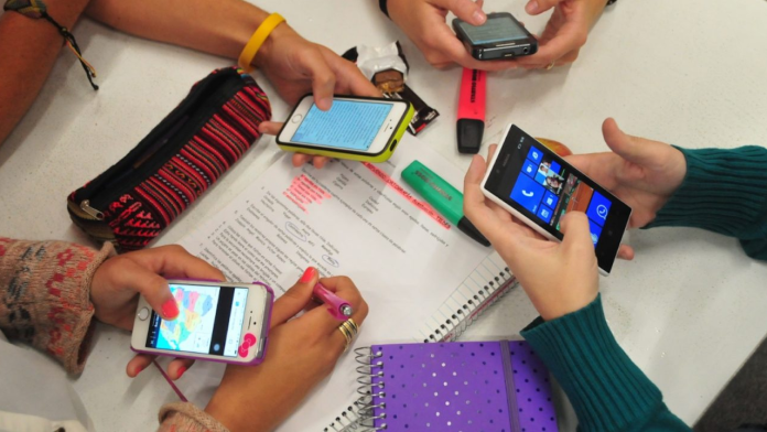 ¿Adiós al celular en las escuelas de Coahuila? Restricción podría alcanzar hasta a maestros