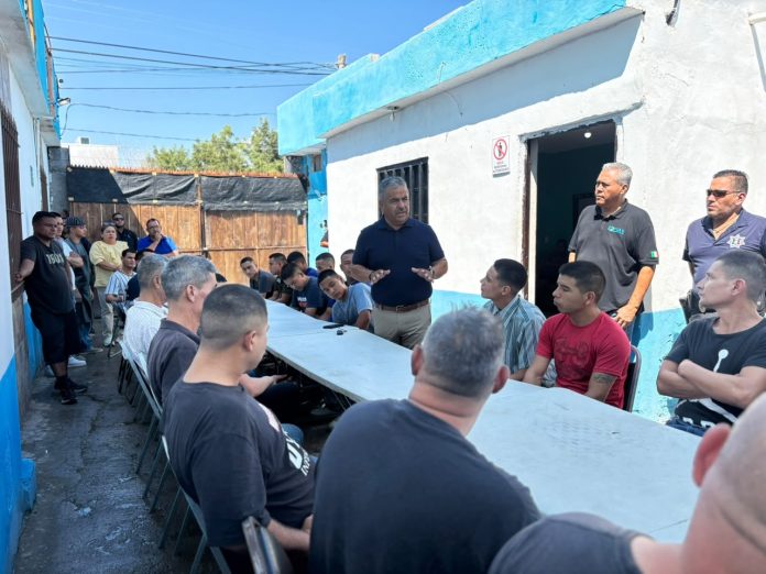 Alcalde Víctor Leija Vega dialoga con internos del Centro de Rehabilitación 