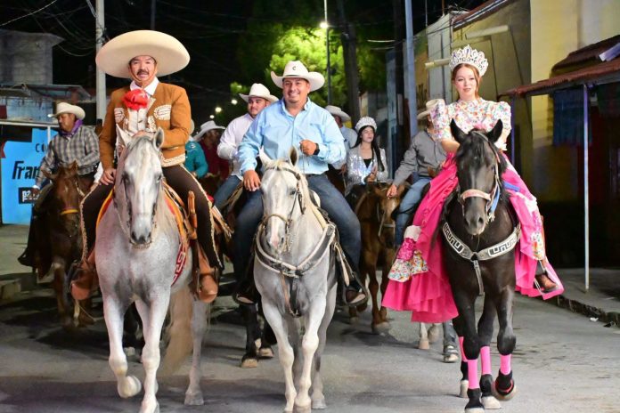 Alcalde Javier Flores Rodríguez y jinetes en la primera Cabalgata Nocturna de San Buenaventura.