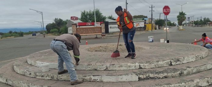 Realizan limpieza de calles y trabajos de pintura en Minas de Barroterán para mejorar la imagen urbana y mantener espacios públicos en buenas condiciones.