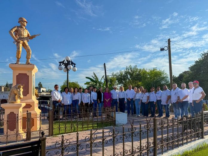 Integrantes del PRI de Múzquiz participaron en una parada cívica para conmemorar los 205 años de la Consumación de la Independencia de México.