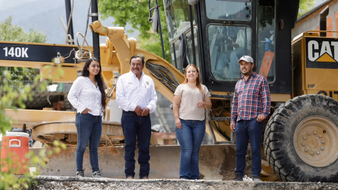 Alcaldesa de Arteaga, supervisa obras de pavimentación en Los Lirios