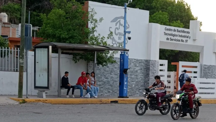 Alertan vecinos por carreras de motos frente al CBTis 97 en Saltillo