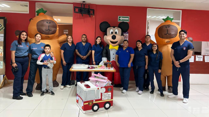Bomberos y UAdeC llevan alegría a pequeños pacientes del Materno Infantil