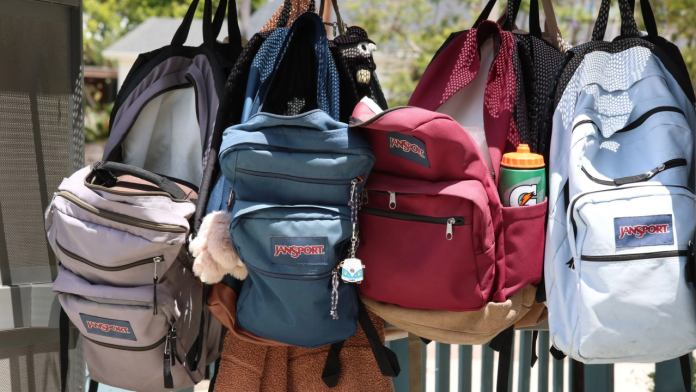 Buscan más empresas para llevar mochilas a estudiantes de Saltillo